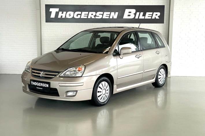 Orange Suzuki Liana fra 2008 set udefra