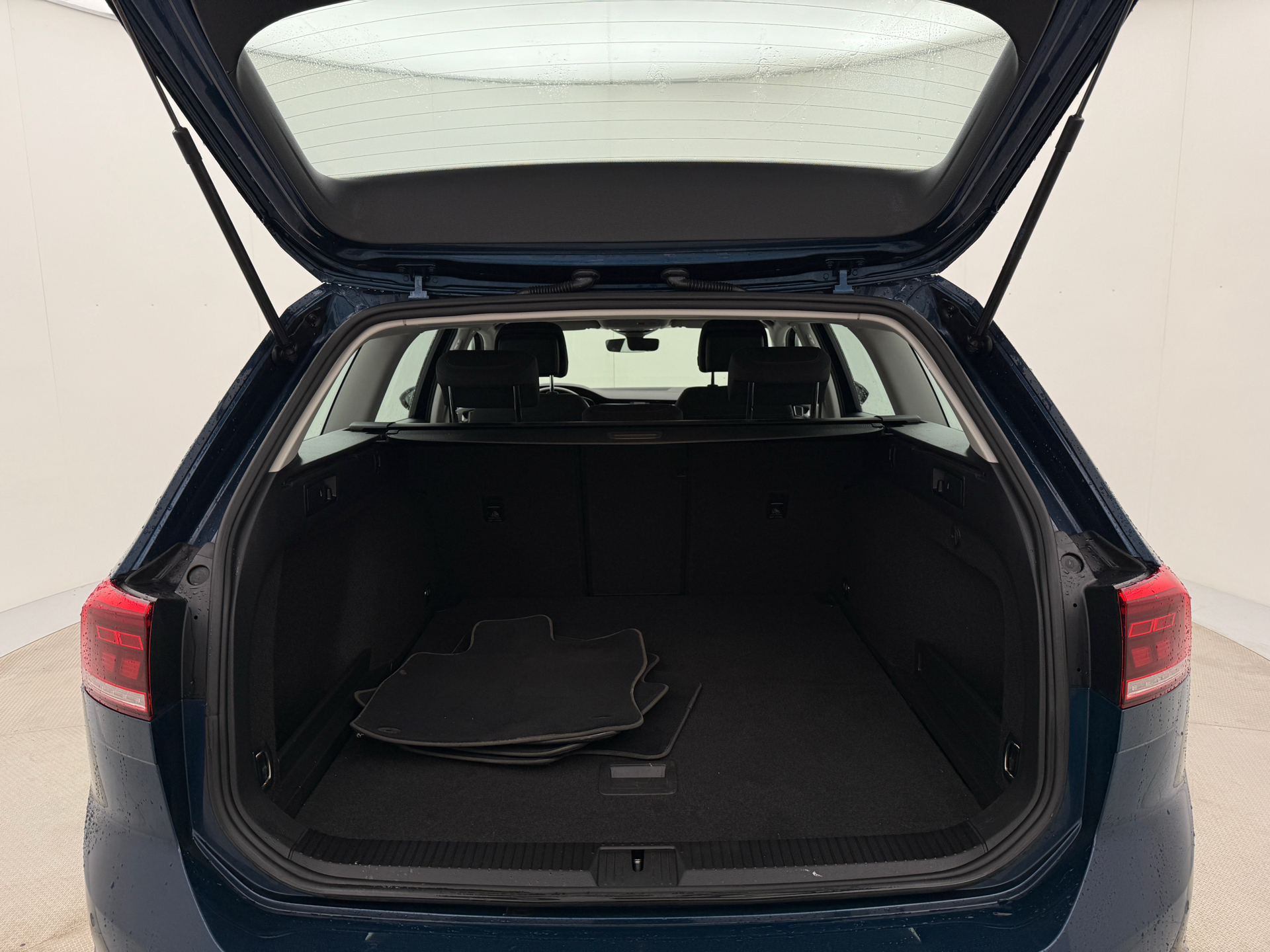 Blå VW Passat fra 2020