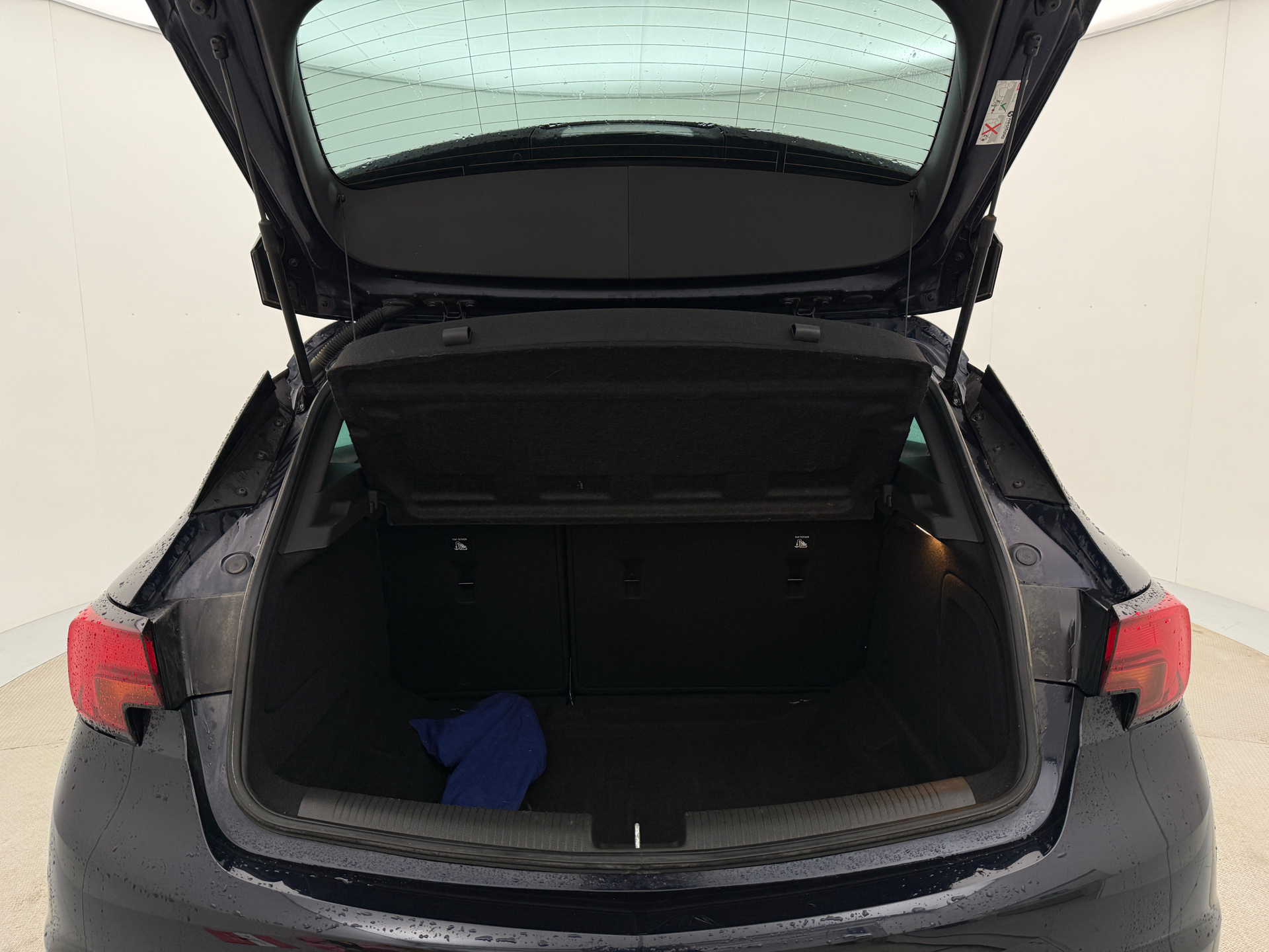 Blå Opel Astra fra 2019