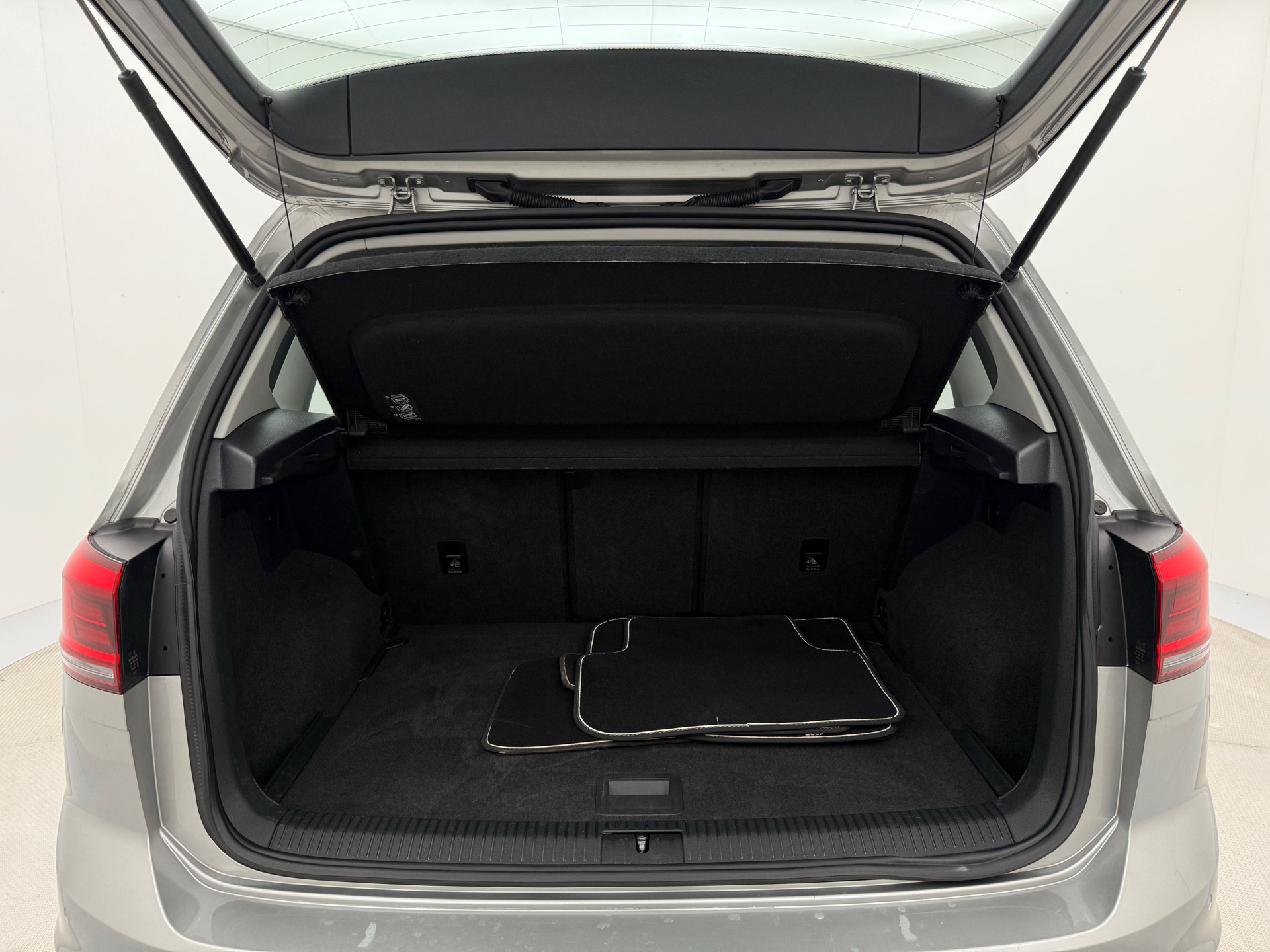 Grå VW Golf Sportsvan fra 2018