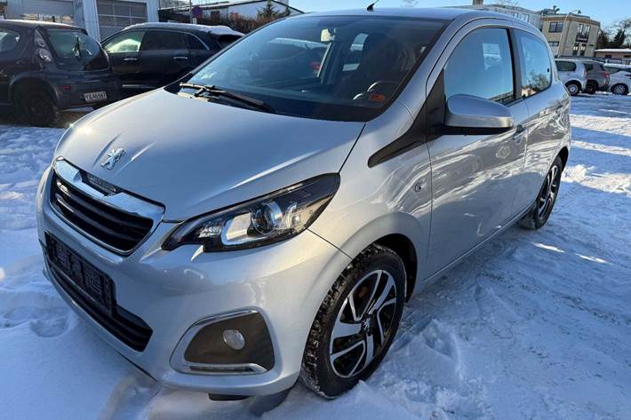 Sølv Peugeot 108 fra 2019 set udefra