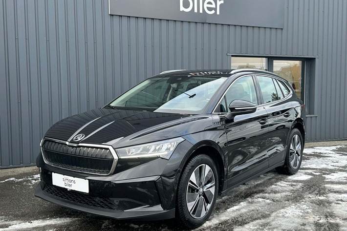 Sort Skoda Enyaq fra 2023 set udefra