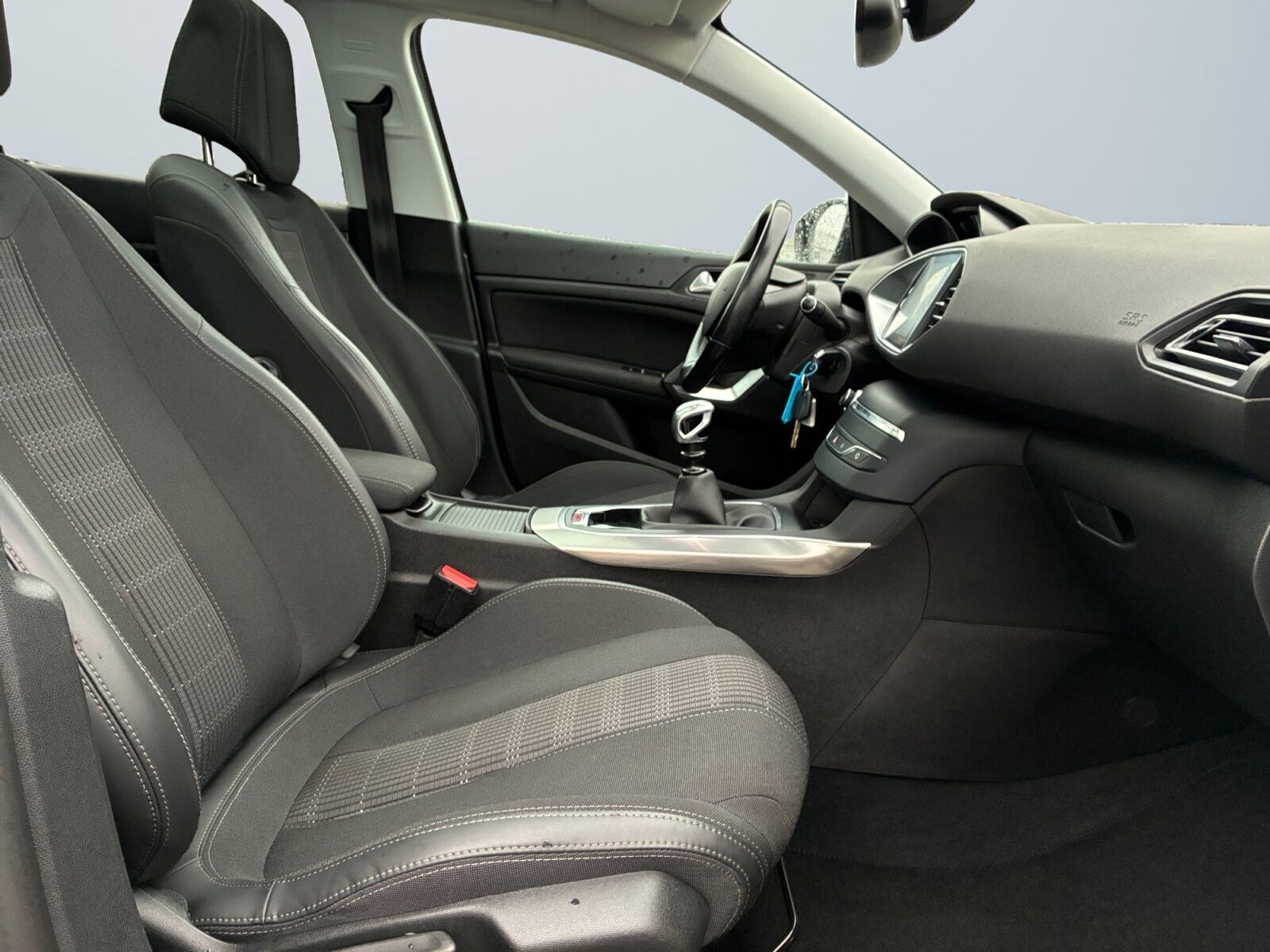 Grå Peugeot 308 fra 2019