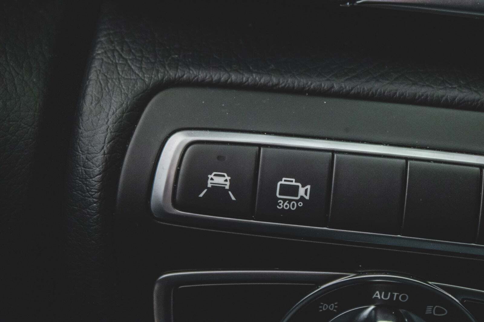 Blå Mercedes EQV300 fra 2022