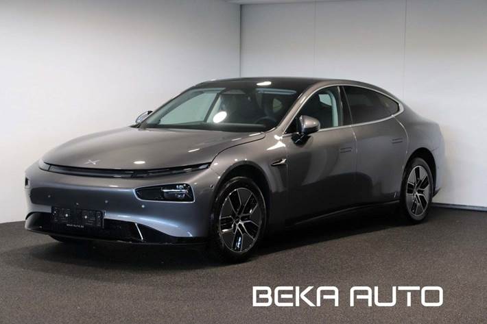 Grå Xpeng P7 fra 2024 set udefra