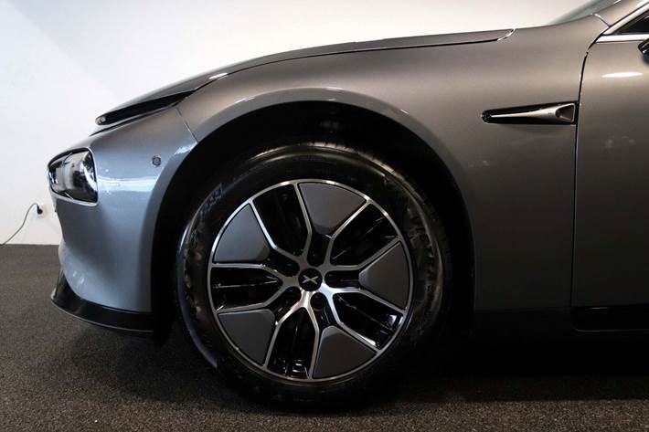 Grå Xpeng P7 fra 2024