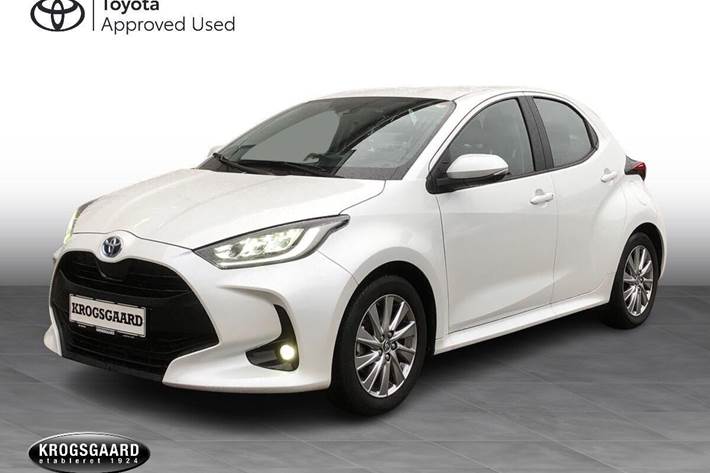 Hvid Toyota Yaris fra 2022 set udefra