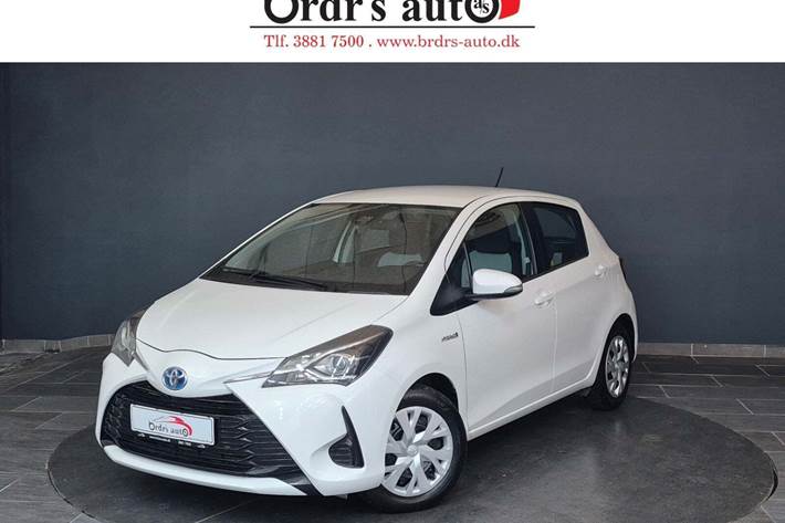 Hvid Toyota Yaris fra 2019 set udefra