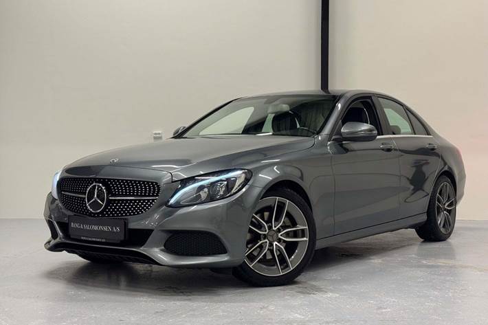 Grå Mercedes C220 d fra 2017 set udefra