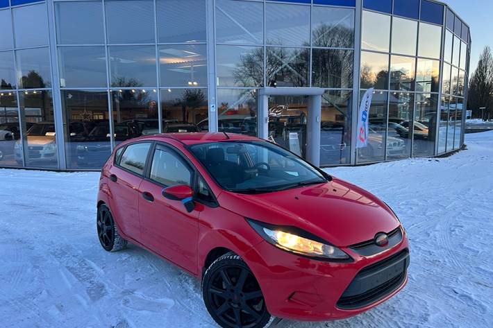 Rød Ford Fiesta fra 2008 set udefra