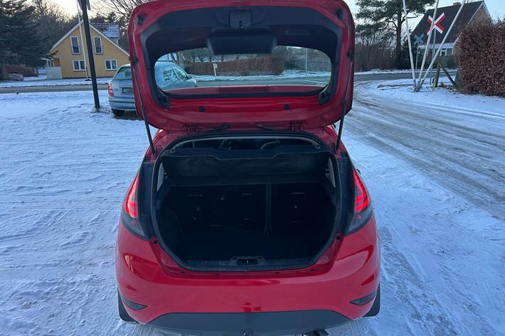 Rød Ford Fiesta fra 2008