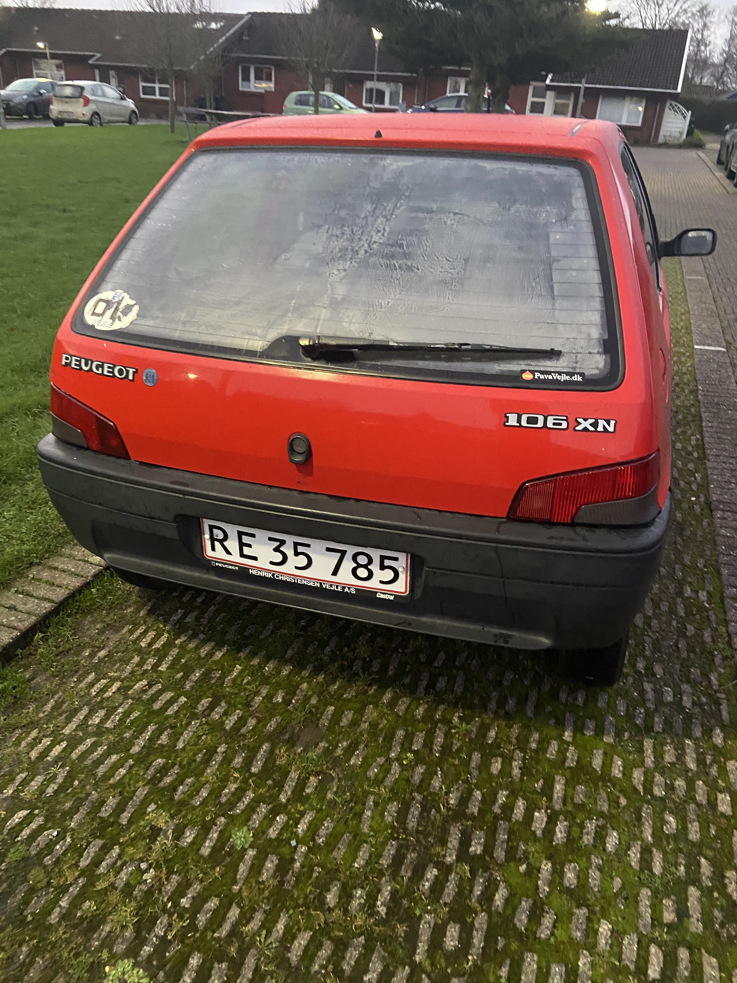 Rød Peugeot 106 fra 1995