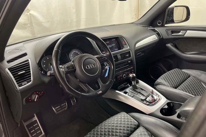 Grå Audi SQ5 fra 2016