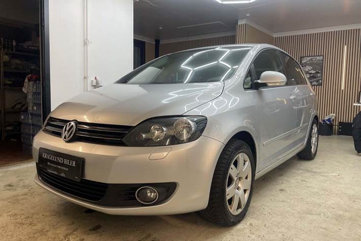 Grøn VW Golf Plus fra 2010 set udefra