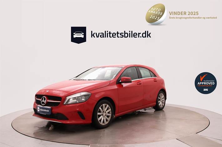 Rød Mercedes A180 d fra 2016 set udefra