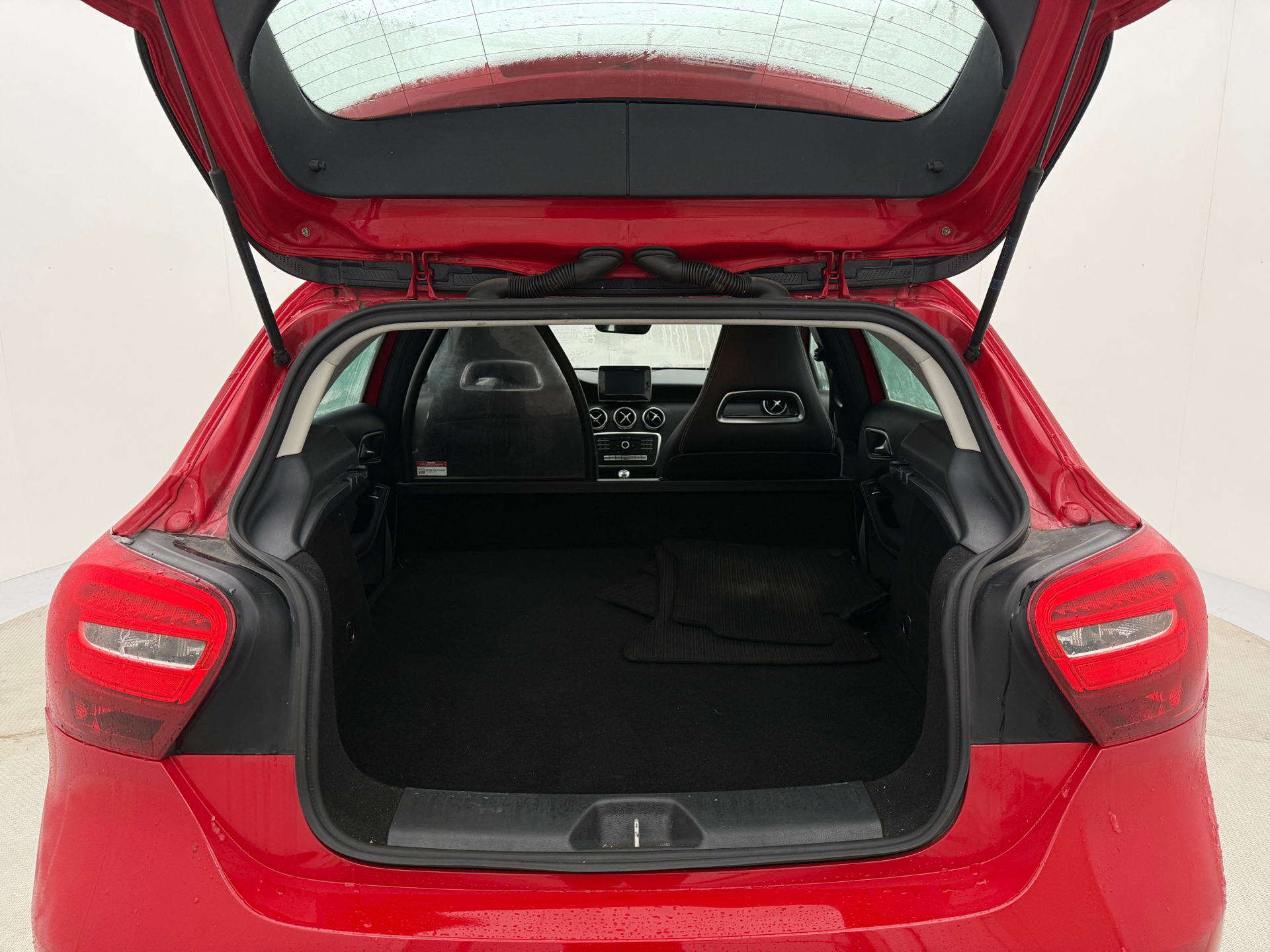 Rød Mercedes A180 d fra 2016