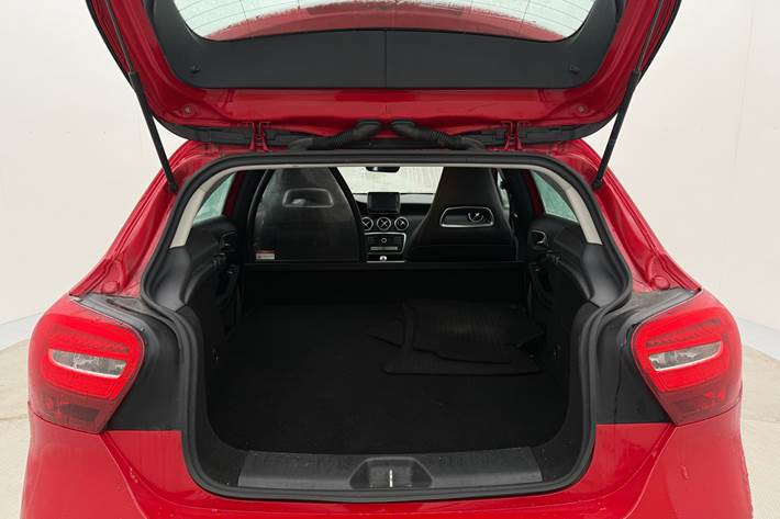 Rød Mercedes A180 d fra 2016