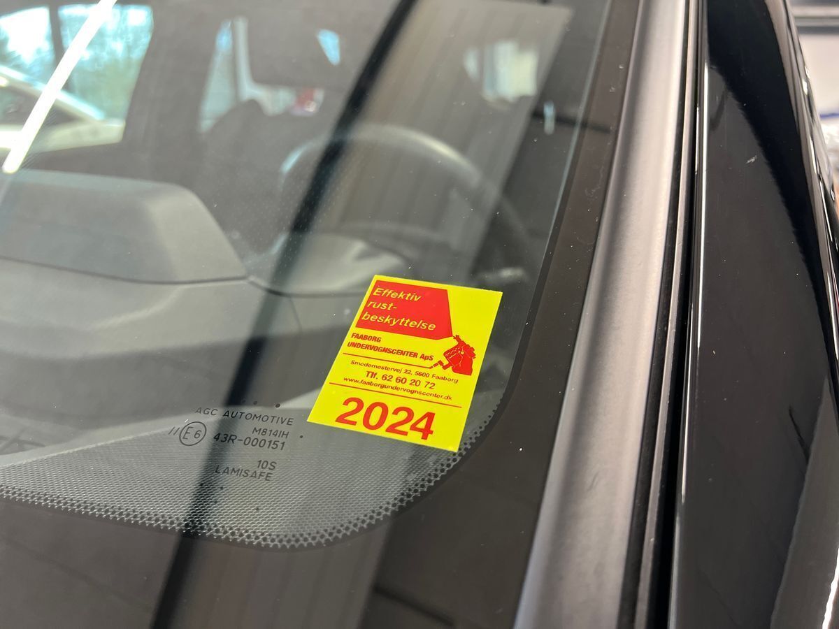 Hvid Toyota BZ4X fra 2024