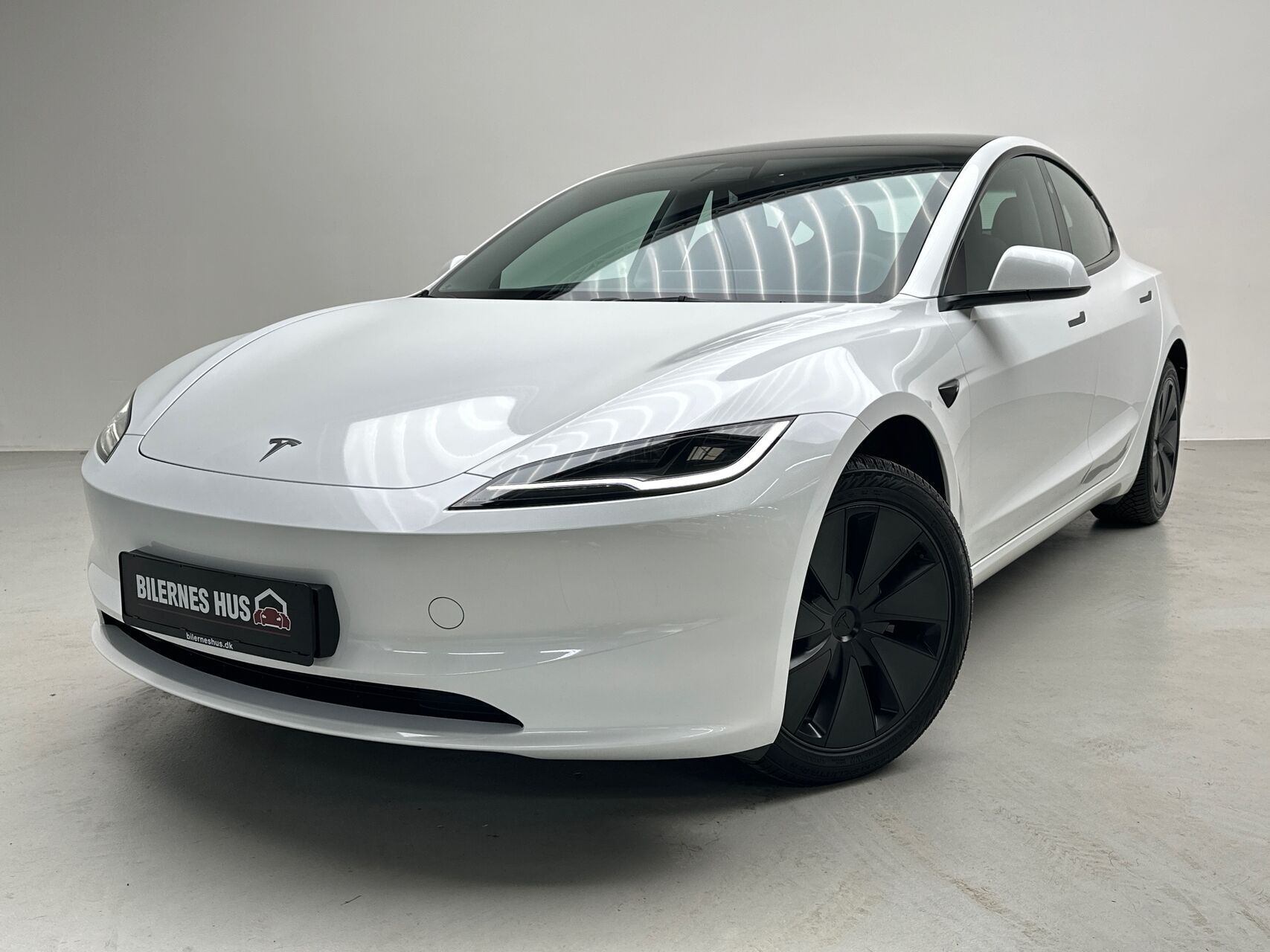 Hvid Tesla Model 3 fra 2024