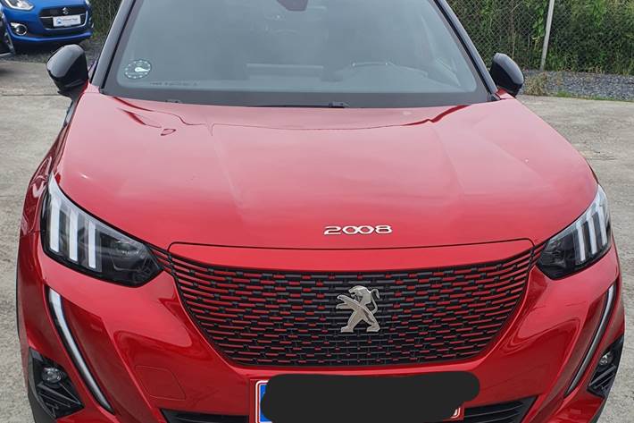 Rød Peugeot e-2008 fra 2022