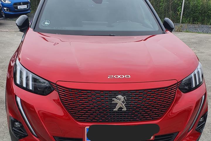 Rød Peugeot e-2008 fra 2022