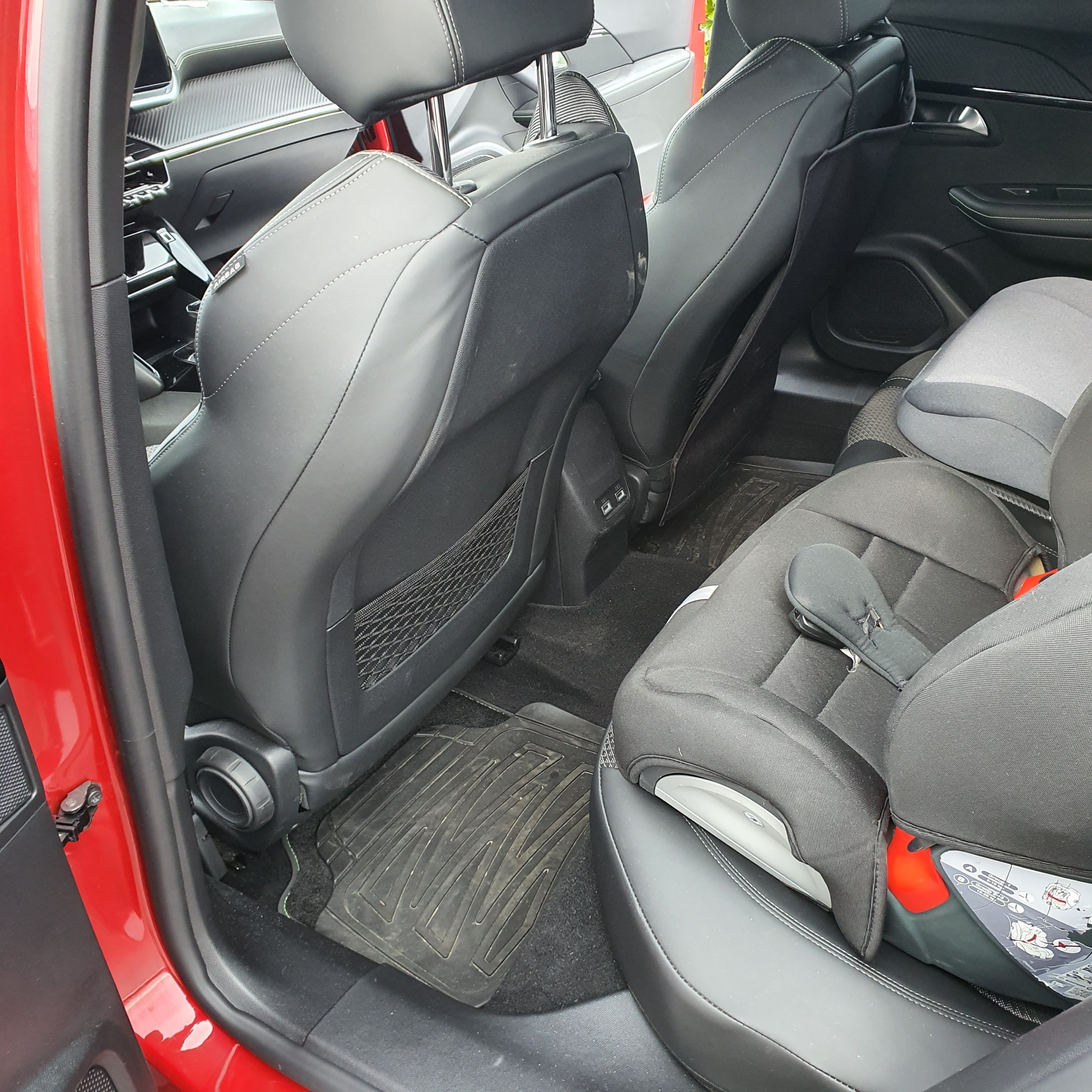 Rød Peugeot e-2008 fra 2022