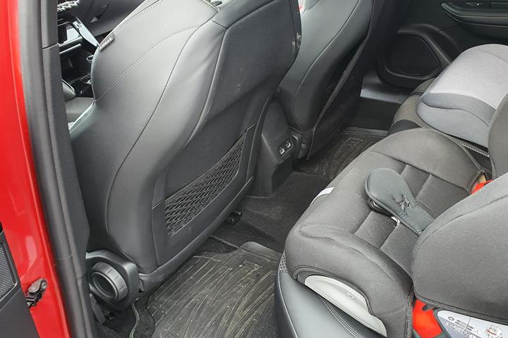 Rød Peugeot e-2008 fra 2022