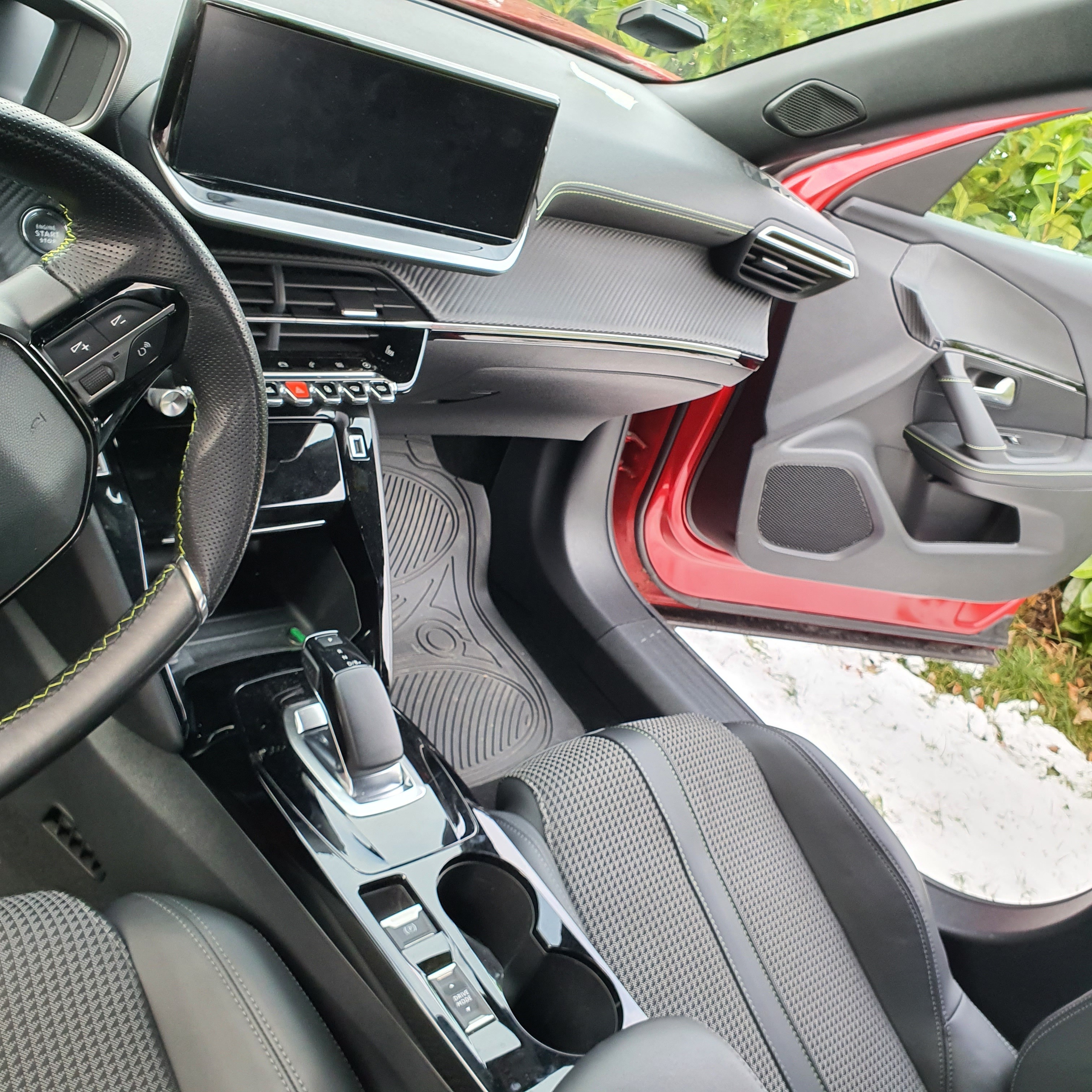 Rød Peugeot e-2008 fra 2022