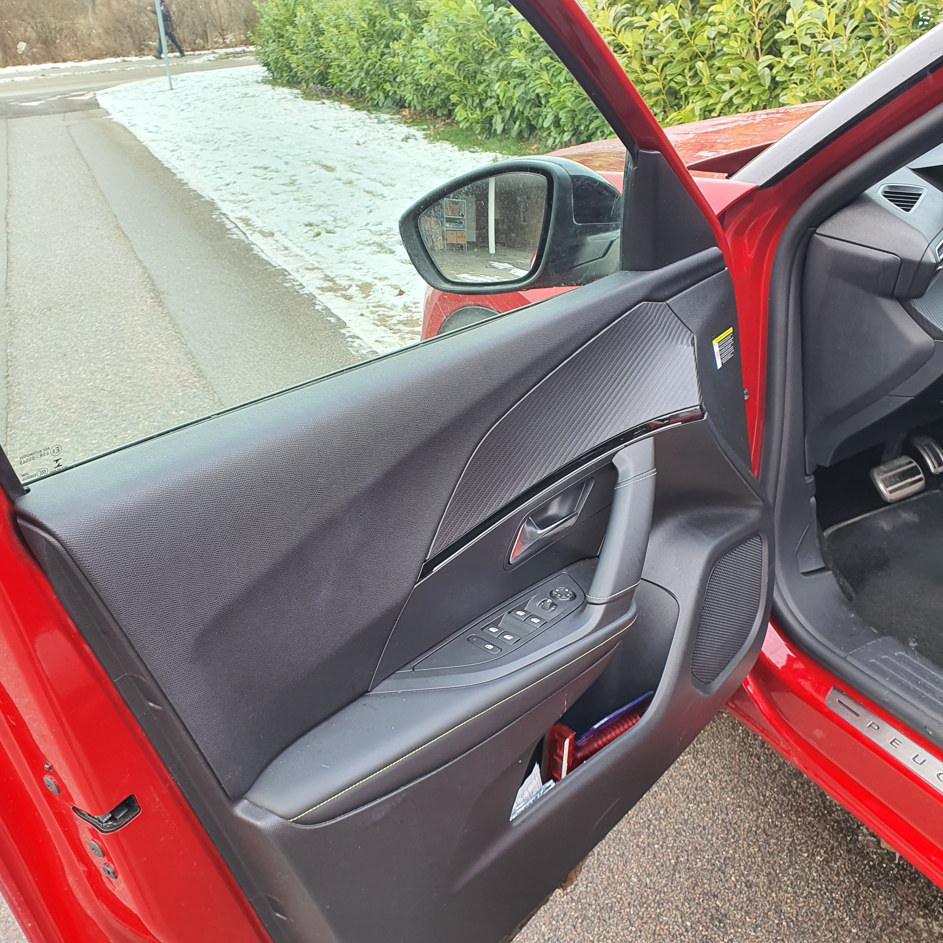 Rød Peugeot e-2008 fra 2022