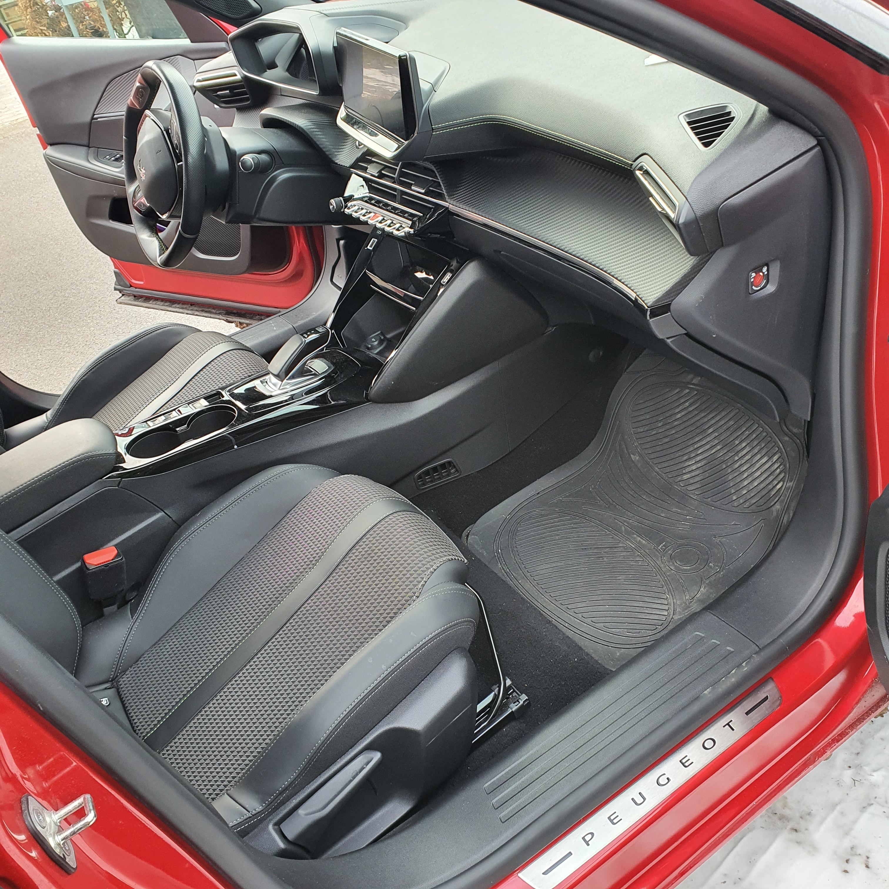 Rød Peugeot e-2008 fra 2022