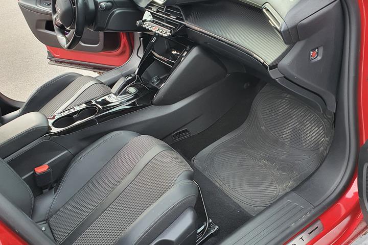 Rød Peugeot e-2008 fra 2022