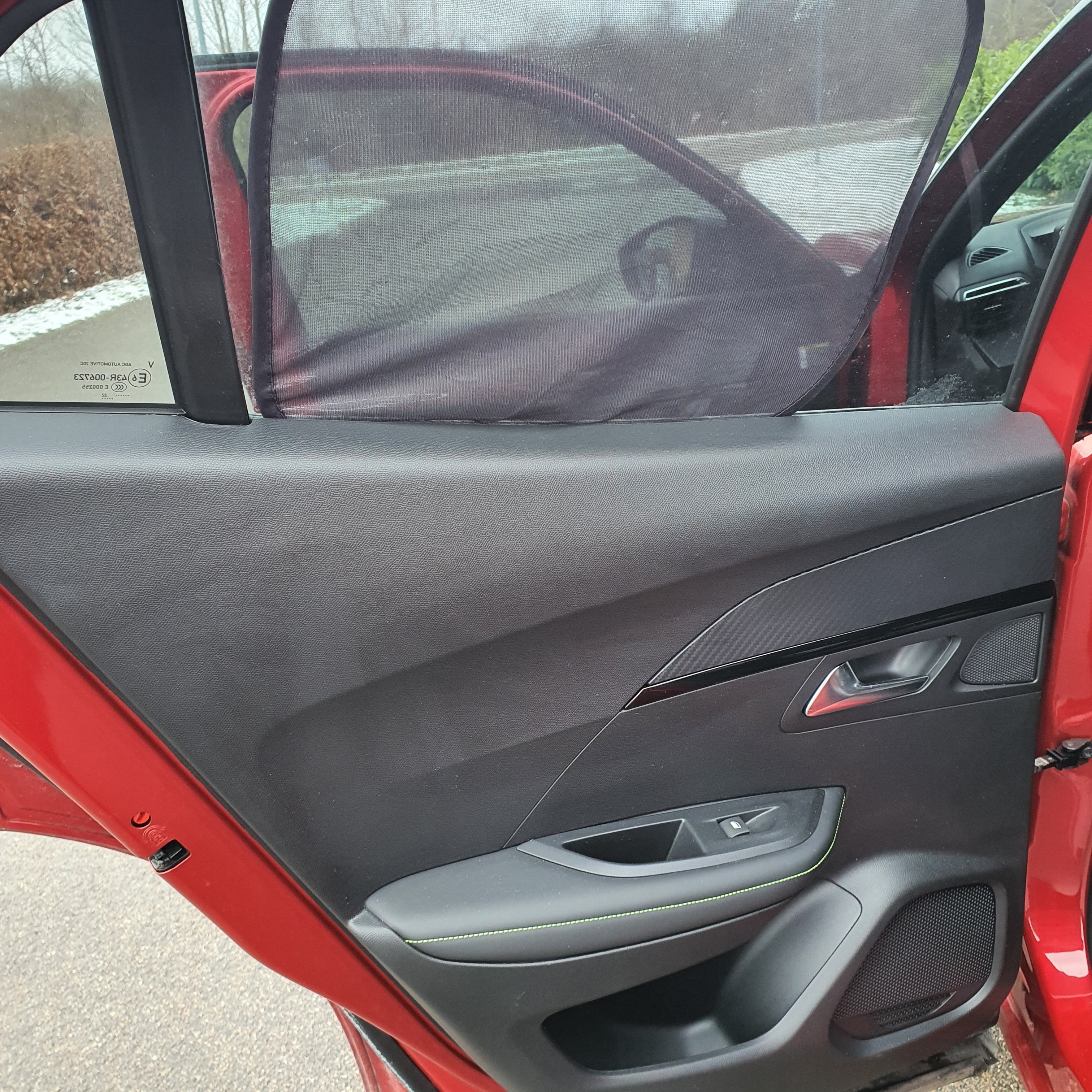 Rød Peugeot e-2008 fra 2022