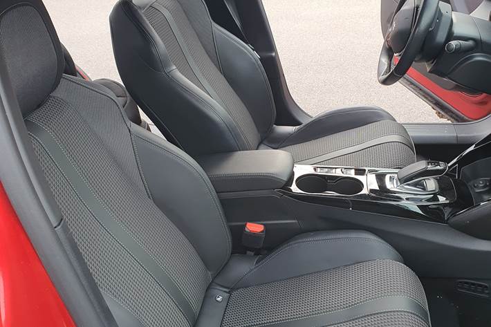 Rød Peugeot e-2008 fra 2022