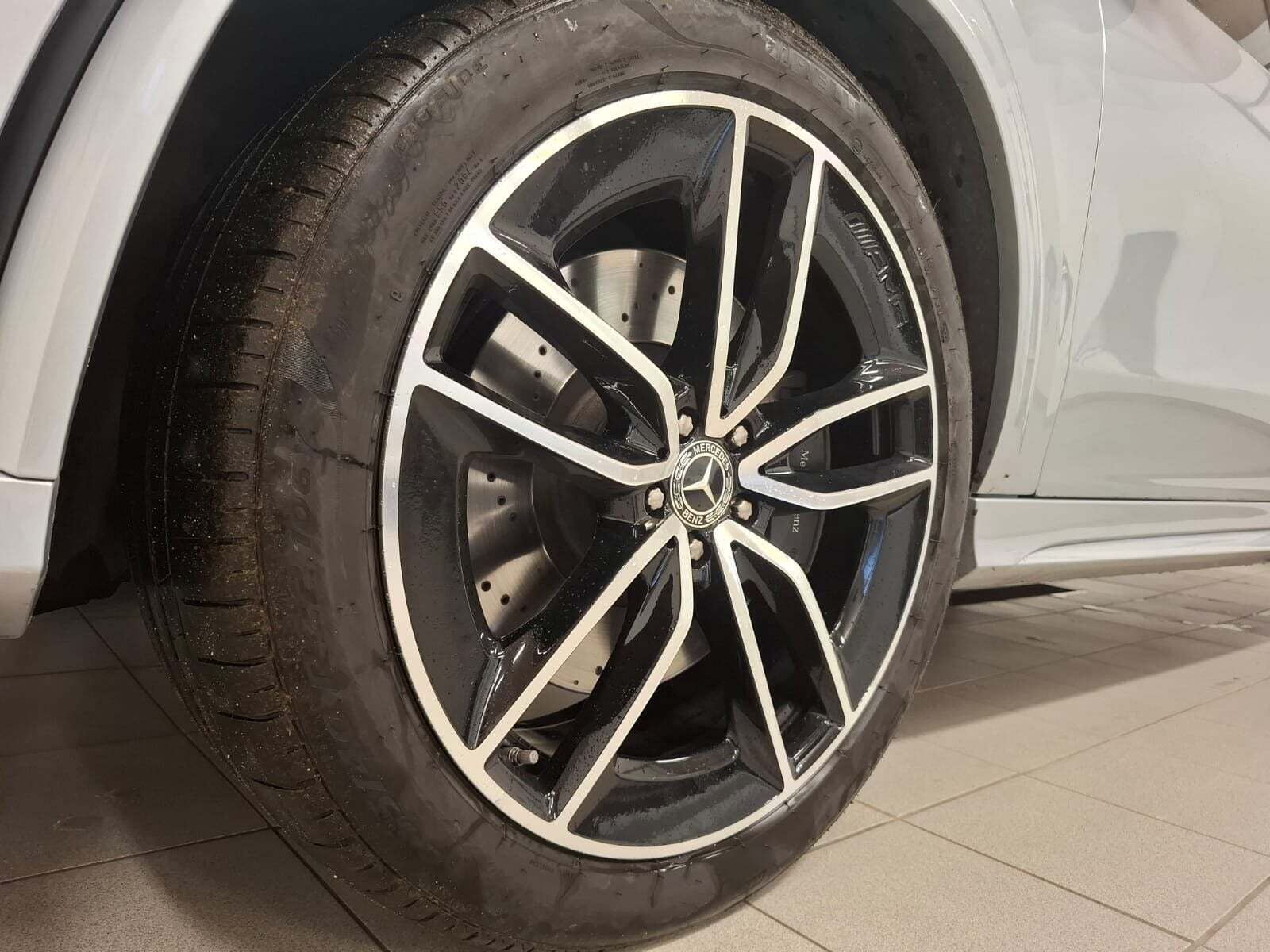 Sølv Mercedes GLE350 de fra 2022