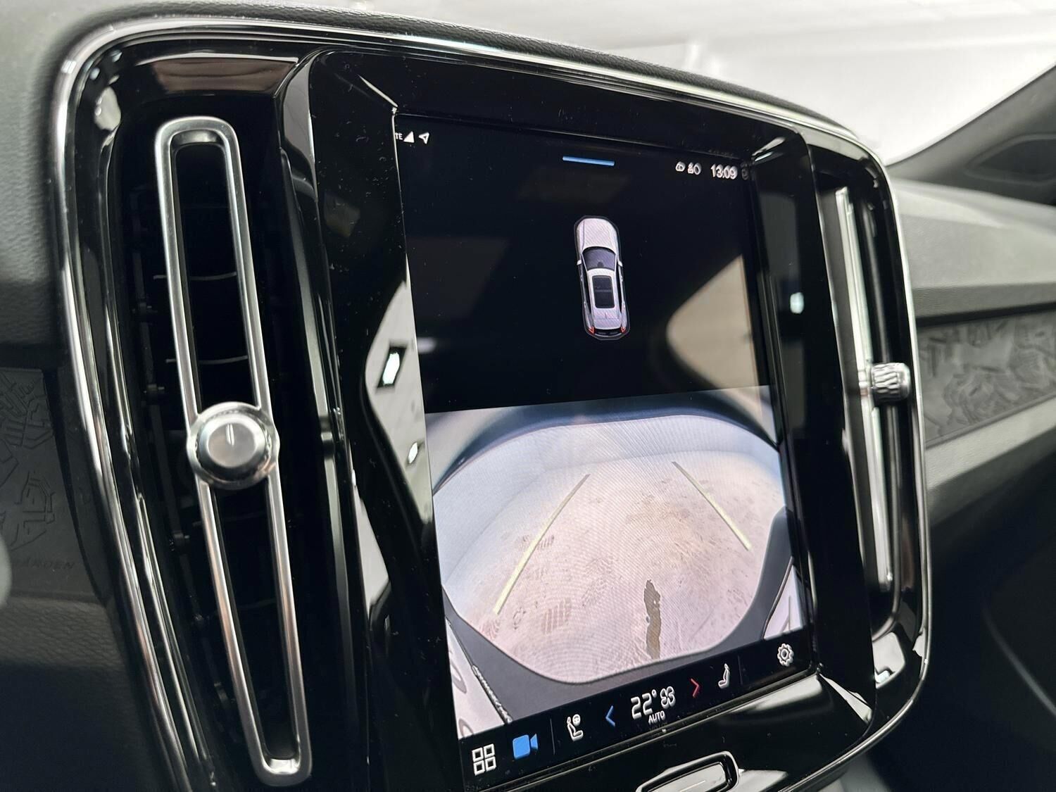 Blå Volvo XC40 fra 2023