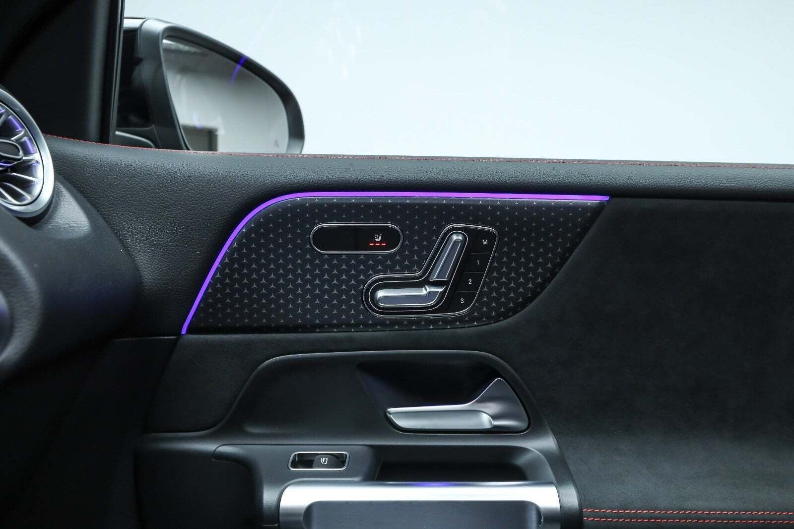 Rød Mercedes EQB250+ fra 2025