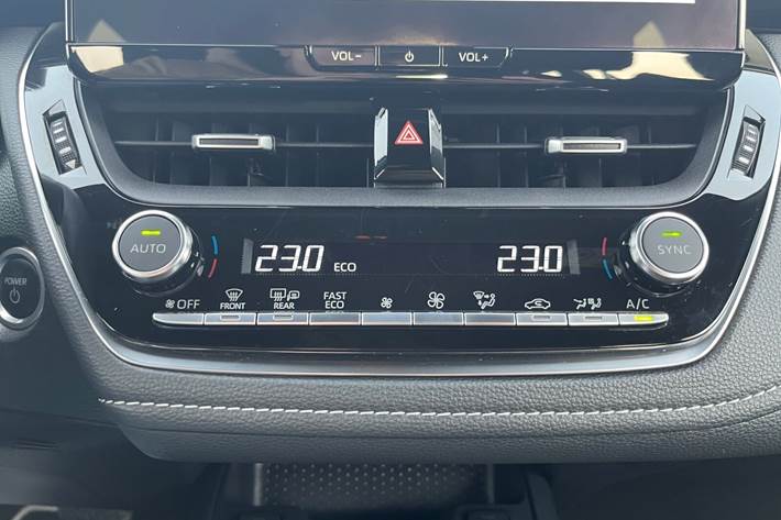 Blå Toyota Corolla fra 2024