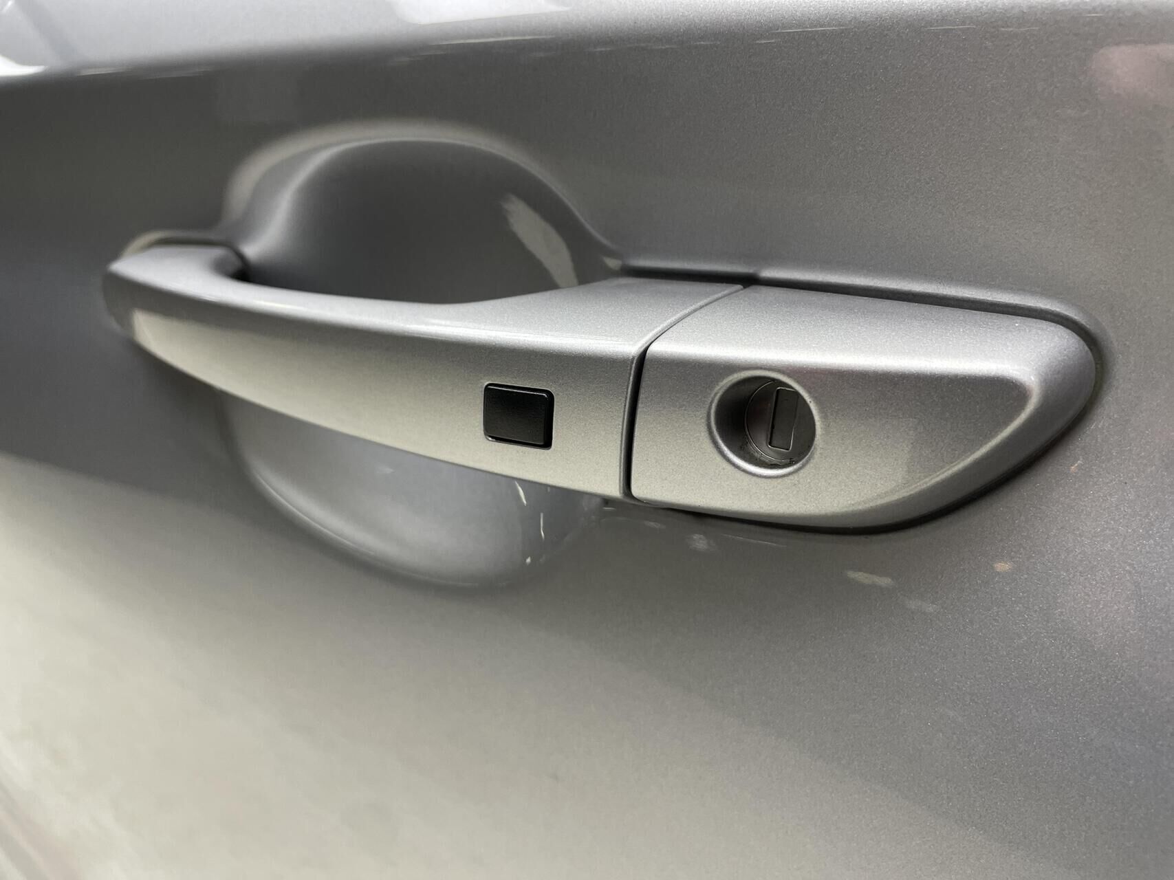 Sølv Hyundai Kona fra 2022