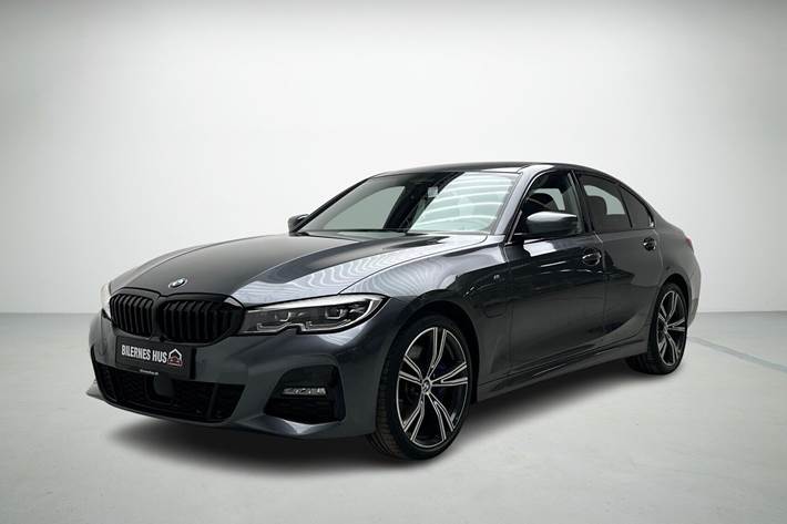 Grå BMW 330e fra 2019 set udefra