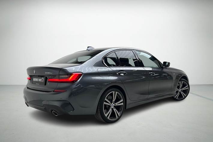 Grå BMW 330e fra 2019