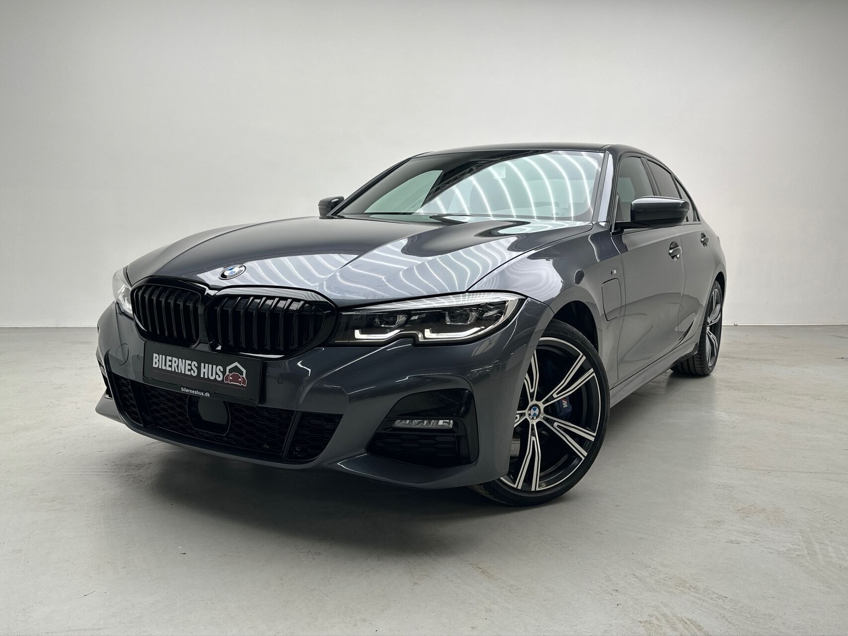 Grå BMW 330e fra 2019