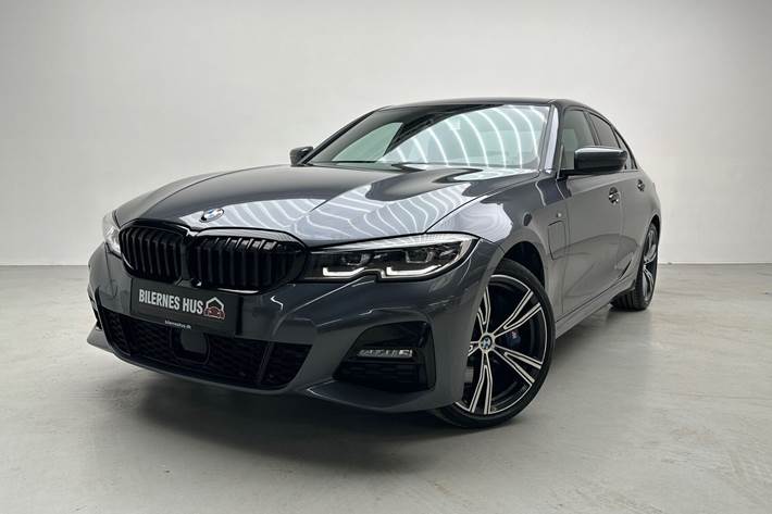 Grå BMW 330e fra 2019