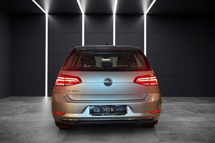 Sølv VW e-Golf VII fra 2020