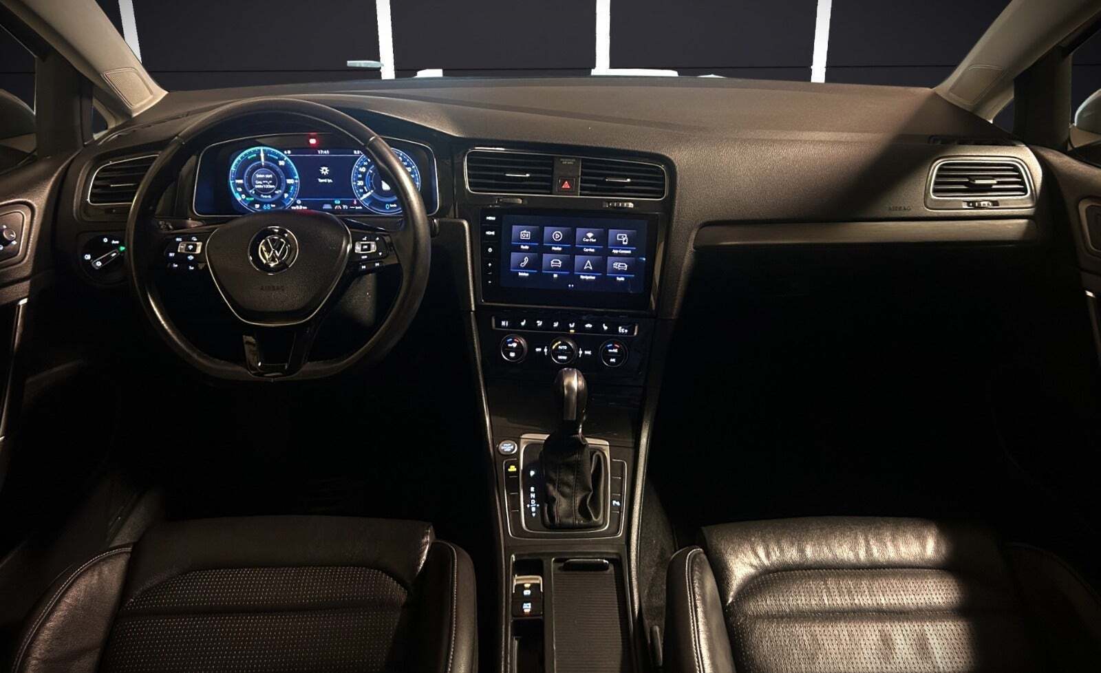 Sølv VW e-Golf VII fra 2020