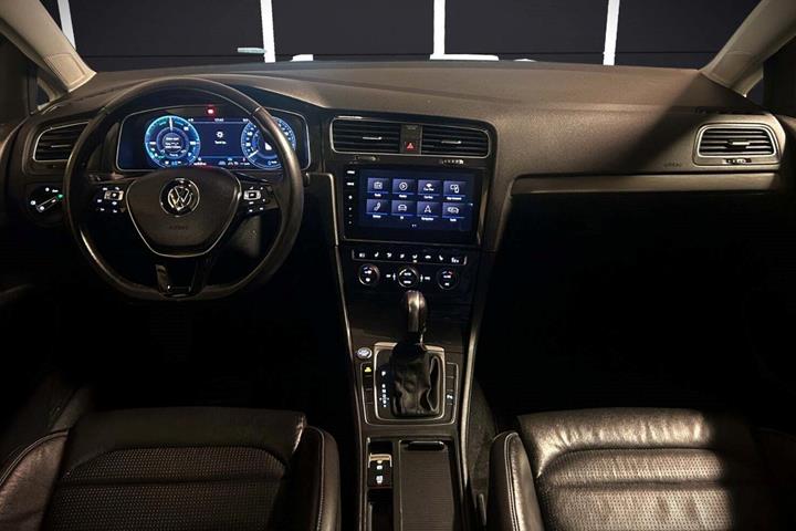 Sølv VW e-Golf VII fra 2020