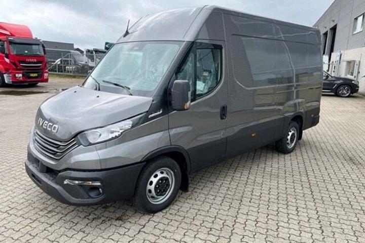 Sort Iveco Daily fra 2026 set udefra