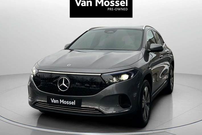 Grå Mercedes EQA250 fra 2024 set udefra