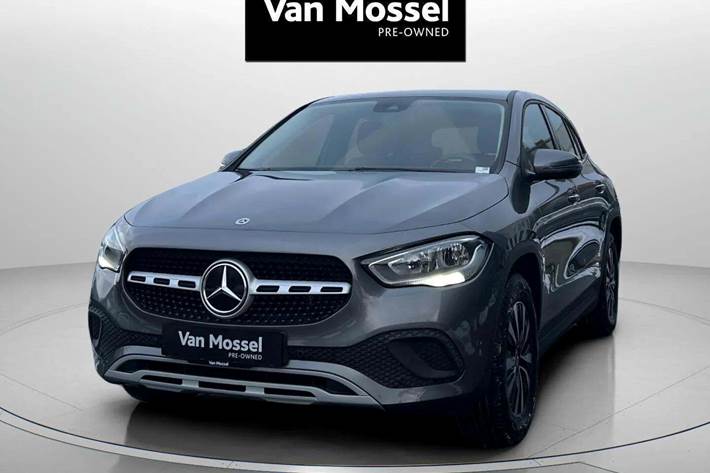 Grå Mercedes GLA250 e fra 2020 set udefra