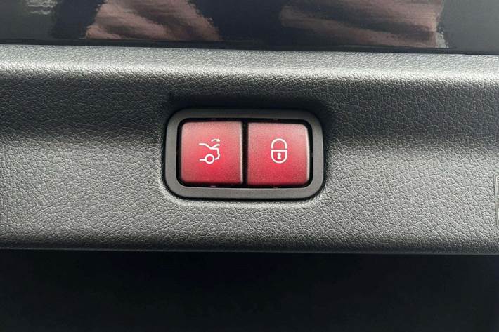 Sort Mercedes EQE350+ fra 2025