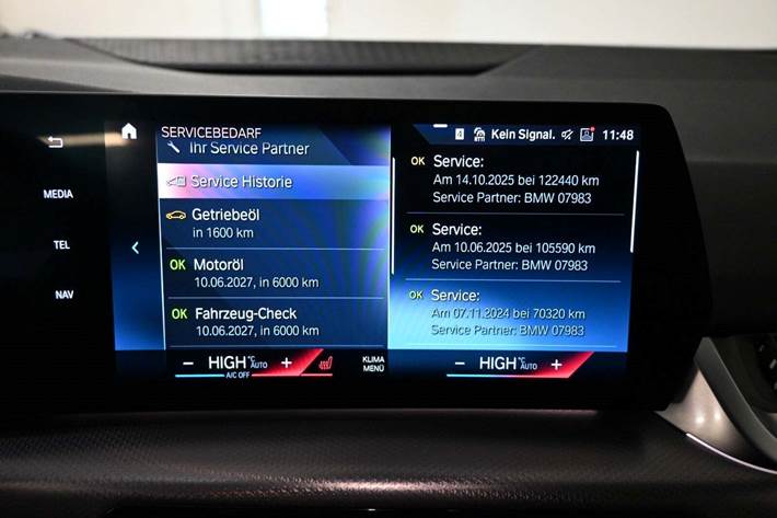 Blå BMW 225e fra 2023